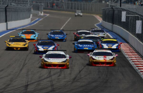 Ô tô trên chặng đua Ferrari Challenge trong khuôn khổ Ferrari Racing Days ở Sochi - Sputnik Việt Nam