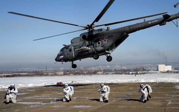 Nhóm trinh sát ôtô cánh quạt đổ bộ từ máy bay trực thăng Mi-8 - Sputnik Việt Nam