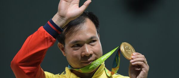 Hoàng Xuân Vinh, người giành huy chương vàng huy chương vàng ở nội dung 10m súng ngắn hơi nam tại Thế vận hội Mùa hè 2016 ở lễ trao giải. - Sputnik Việt Nam
