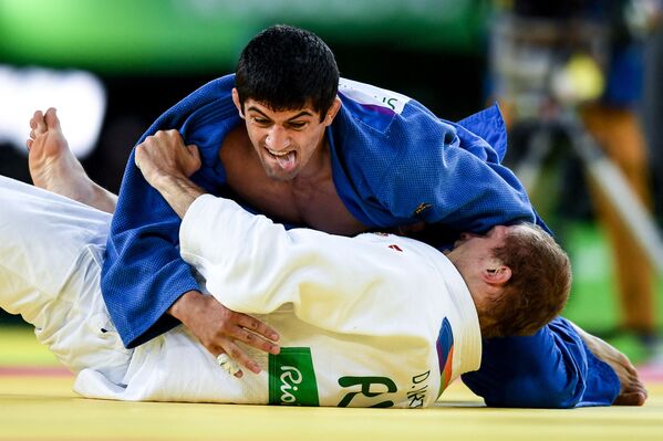 Lasha Shavdatuashvili (Georgia) và Denis Yartsev (Nga) trong trận đấu judo nam, cân nặng dưới 73 kg - Sputnik Việt Nam