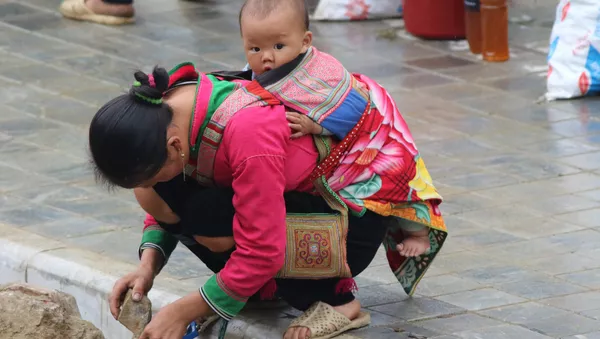 Mẹ Hmong và em bé - Sputnik Việt Nam