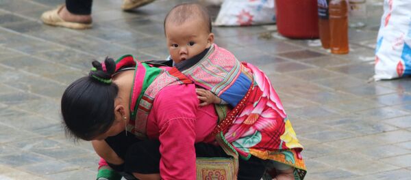 Mẹ Hmong và em bé Mẹ Hmong và em bé - Sputnik Việt Nam