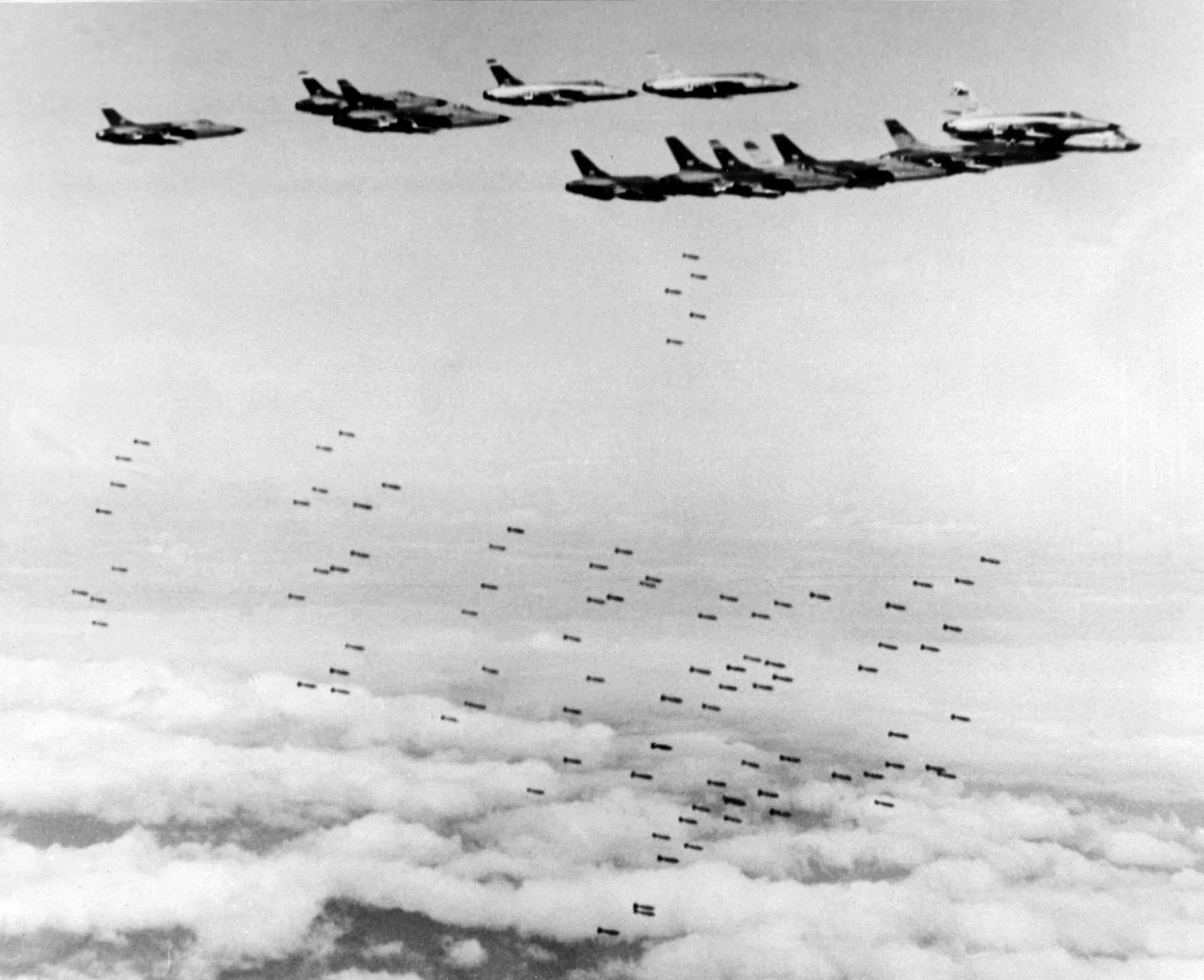 Máy bay ném bom Mỹ F105 Thunderchief thả bom xuống miền Bắc Việt Nam - Sputnik Việt Nam, 1920, 23.04.2025