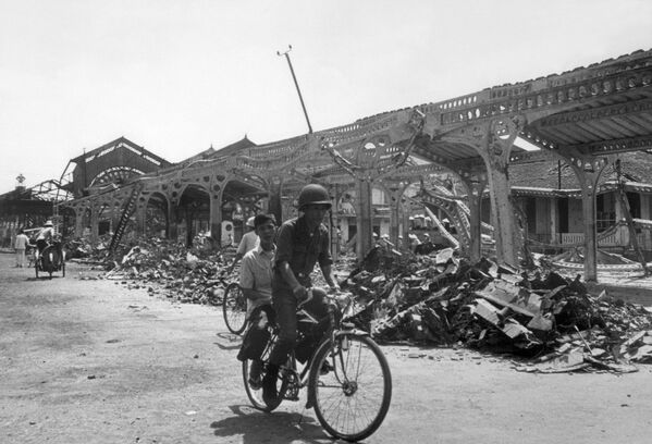 Một người lính Quân lực Việt Nam Cộng hòa đạp xe ngang qua khu chợ bị tàn phá, Việt Nam, 1968 - Sputnik Việt Nam