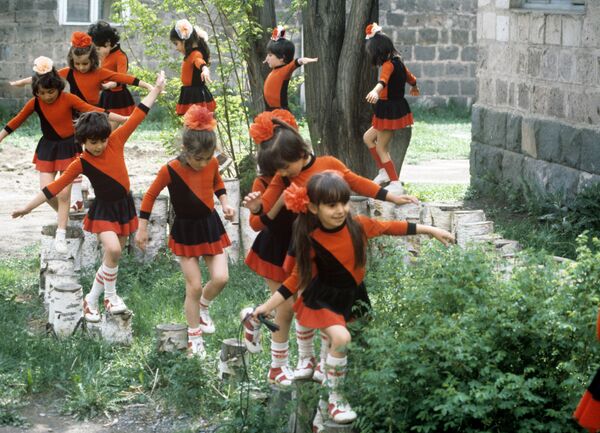 Các em nhỏ ở sân chơi trong vườn trẻ Armenia thời Liên Xô - Sputnik Việt Nam