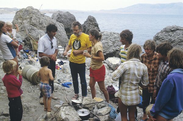 Ukraina thời Liên Xô. Khu vực Krưm. Chuyến thám hiểm Thủy sản-87. Trên bờ Biển Đen đã tổ chức kỳ nghỉ cho các bậc cha mẹ trẻ từ Moskva, Leningrad, California (Mỹ), Munich (Đức), Đan Mạch và con cái họ. - Sputnik Việt Nam