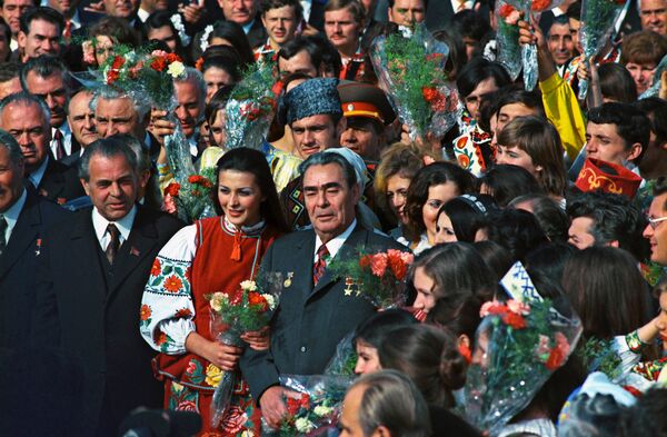 Tồng bí thư đảng Cộng sản Liên Xô Leonid Brezhnev cùng nhân dân Moldova trong lễ kỷ niệm lần thứ 50 Moldavia SSR và Đảng Cộng sản Moldova. - Sputnik Việt Nam