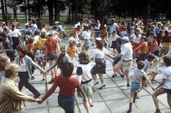 Thiếu nhi Liên Xô và Ba Lan tại trại hè Mayak - Sputnik Việt Nam