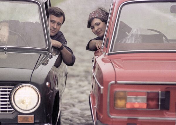 Công nhân nhà máy chế tạo ô tô Volga mang tên 50 năm Liên Xô và những chiếc xe mới - Sputnik Việt Nam