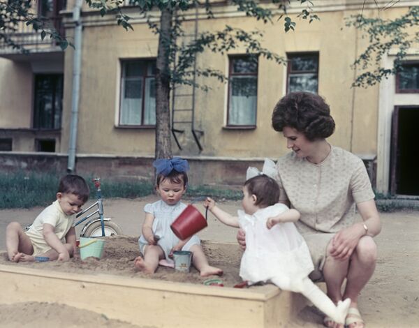 Anh hùng Liên Xô Valentina Tereshkova với con gái - Sputnik Việt Nam