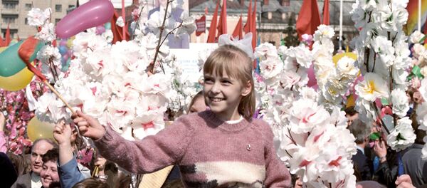 Những người tham gia cuộc tuần hành trong ngày Lao động Quốc tế - Sputnik Việt Nam