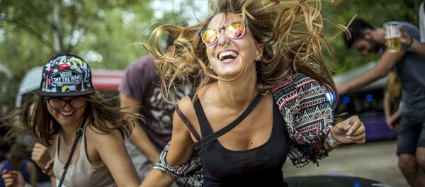 Девушки танцуют во время музыкального фестиваля в Будапеште, Венгрия - Sputnik Việt Nam