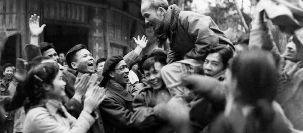 Hồ Chí Minh, lãnh tụ của Đảng Cộng sản Việt Nam, năm 1951 Hồ Chí Minh, lãnh tụ của Đảng Cộng sản Việt Nam, năm 1951 - Sputnik Việt Nam