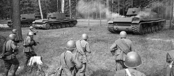 Chiến sĩ xô-viết hành quân tiếp sau đoàn xe tăng hạng nặng KV. Mặt trận phía Tây. - Sputnik Việt Nam