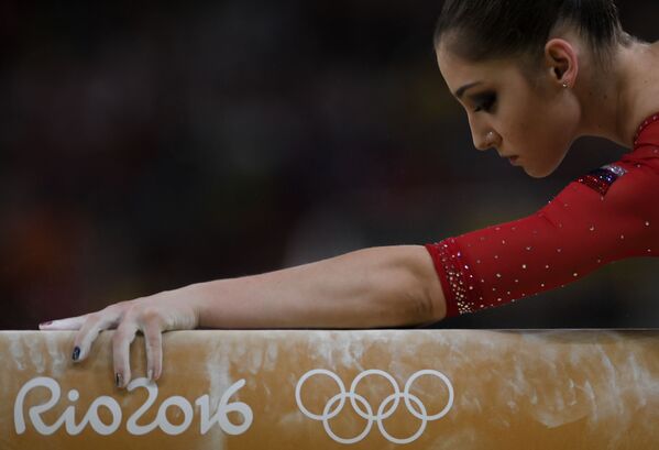 Aliya Mustafina thực hiện bài thi trên cầu thăng bằng nội dung thể dục dụng cụ các môn phối hợp đồng đội nữ, Thế vận hội mùa Hè XXXI - Sputnik Việt Nam