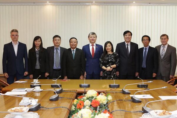 Phó Chủ tịch Ủy ban Trung ương Đảng Cộng sản Nga Novikov đã tiếp đoàn do ông Mai Văn Ninh, Phó Trưởng ban Thường trực Ban tuyên giáo Trung ương Đảng Cộng sản Việt Nam dẫn đầu đang có mặt tại Moskva. - Sputnik Việt Nam