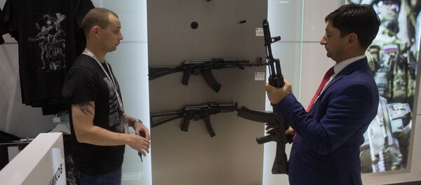 Sân bay quốc tế Sheremetyevo mở cửa hàng lưu niệm Kalashnikov - Sputnik Việt Nam
