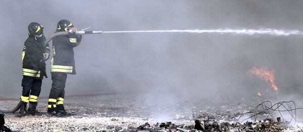 Пожарные на тушении пожара Пожарные на тушении пожара - Sputnik Việt Nam