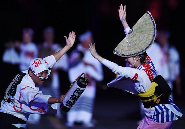 Tập thể nghệ sĩ của ca đoàn dân gian Awa Odori (Nhật Bản) tại lễ khai mạcLiên hoan Quân nhạc Quốc tế Tháp Spasskaya - 2016 ở Matxcơva - Sputnik Việt Nam