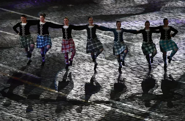 Các nữ thành viên nhóm quốc tế trình bày điệu nhảy Scotland tại lễ khai mạc Liên hoan Quân nhạc Quốc tế Tháp Spasskaya - 2016 ở Matxcơva Các nữ thành viên nhóm quốc tế trình bày điệu nhảy Scotland tại lễ khai mạc Liên hoan Quân nhạc Quốc tế Tháp Spasskaya - 2016 ở Matxcơva - Sputnik Việt Nam