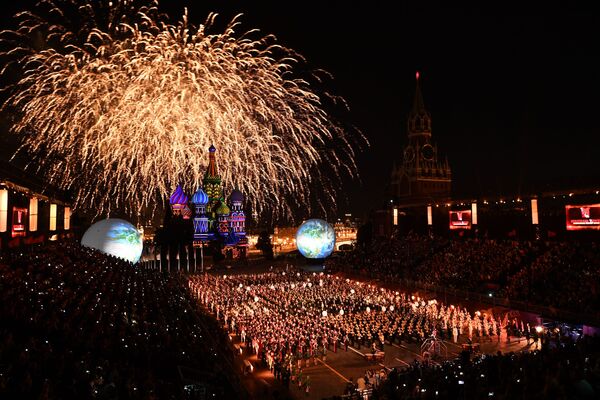 Màn pháo hoa tại lễ khai mạc Liên hoan Quân nhạc Quốc tế Tháp Spasskaya - 2016 tại Matxcơva - Sputnik Việt Nam