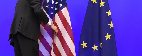 Các quốc kỳ Hoa Kỳ và EU - Sputnik Việt Nam