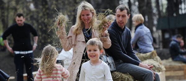 Gia đình ở công viên Gorky, Matxcơva - Sputnik Việt Nam