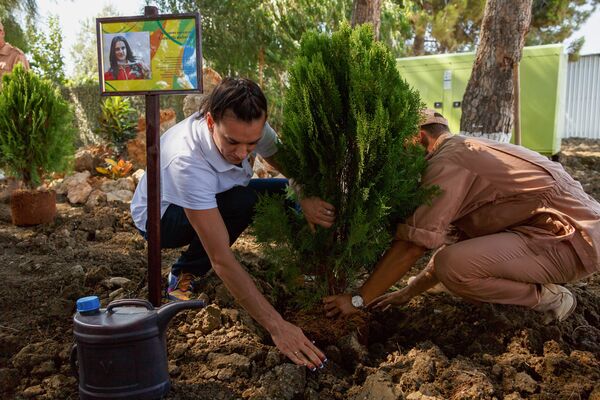 Nữ quán quân hai lần vô địch Olympic Elena Isinbayeva tại căn cứ Hmeymim ở Syria - Sputnik Việt Nam