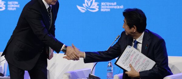 Russian President Vladimir Putin (left) and Japanese Prime Minister Shinzo Abe at the plenary session Discovering the Far East within the framework of the Eastern Economic Forum. - Sputnik Việt Nam