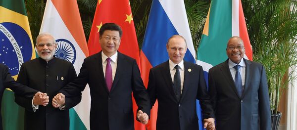 Chinese President Xi Jinping (C) takes a group photo with Indian cuộc họp của các nhà lãnh đạo BRICS tại Hội nghị thượng đỉnh G20 ở Hàng Châu - Sputnik Việt Nam