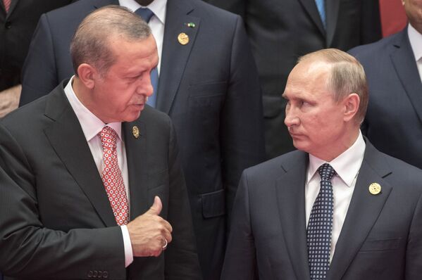 Tổng thống Nga Vladimir Putin và Tổng thống Thổ Nhĩ Kỳ Recep Tayyip Erdogan chụp ảnh chung với các Trưởng phái đoàn đại biểu quốc gia thành viên G20 ở Hàng Châu - Sputnik Việt Nam