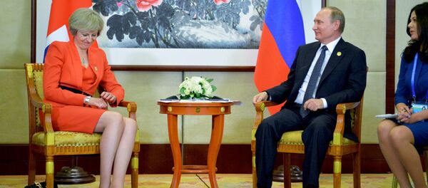 Thủ tướng Anh Theresa May và Tổng thống Nga Vladimir Putin trong cuộc họp tại Hội nghị thượng đỉnh G20 ở Hàng Châu  - Sputnik Việt Nam