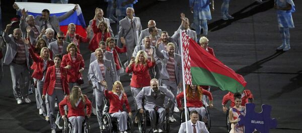 VĐV Belarus giương cờ Nga tại lễ khai mạc Paralympic 2016 - Sputnik Việt Nam