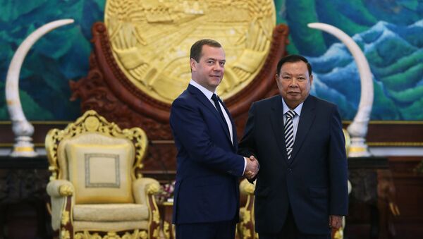 Thủ tướng Nga Dmitry Medvedev và Chủ tịch Lào Bunnyang Vorachit - Sputnik Việt Nam