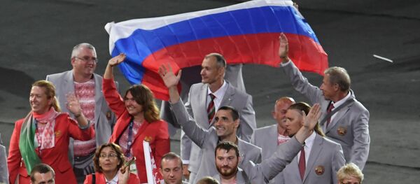 VĐV Belarus giương cờ Nga tại lễ khai mạc Paralympic 2016 - Sputnik Việt Nam