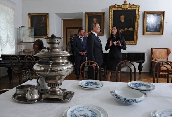 Tổng thống Nga Vladimir Putin ở điền trang Yasnaya Polyana - Sputnik Việt Nam