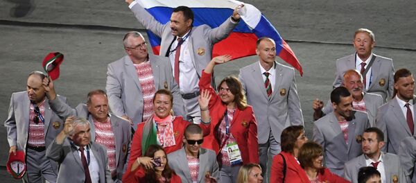 VĐV Belarus giương cờ Nga tại lễ khai mạc Paralympic 2016 - Sputnik Việt Nam
