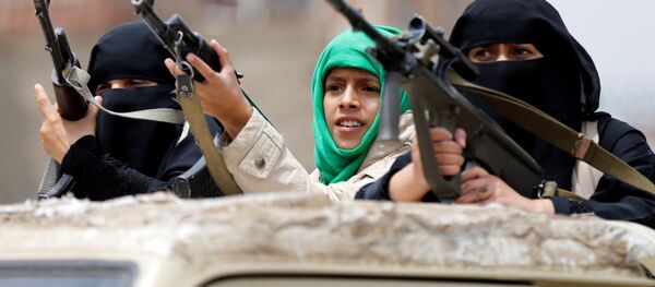 Nữ quân nhân husitk trong cuộc diễu hành ở Sana'a, Yemen Nữ quân nhân husitk trong cuộc diễu hành ở Sana'a, Yemen - Sputnik Việt Nam