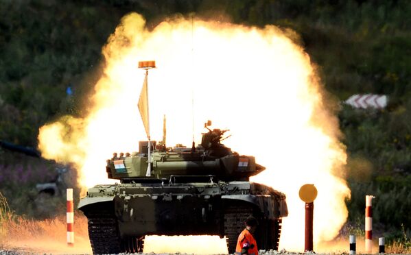 Đội lái tăng Bộ quốc phòng Ấn Độ tham gia Biatlon tank 2015 tại Alabino, tỉnh Moskva - Sputnik Việt Nam