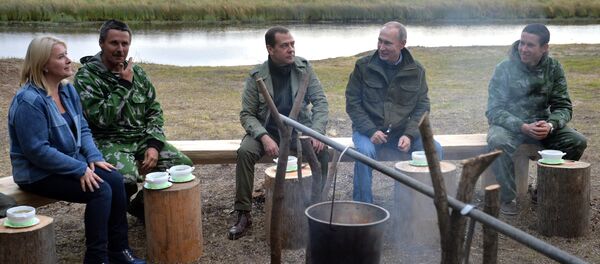 Tổng thống Vladimir Putin và Thủ tướng Dmitry Medvedev đã cùng thưởng thức một bữa súp cá trên đảo Lipno. Tổng thống Vladimir Putin và Thủ tướng Dmitry Medvedev đã cùng thưởng thức một bữa súp cá trên đảo Lipno. - Sputnik Việt Nam