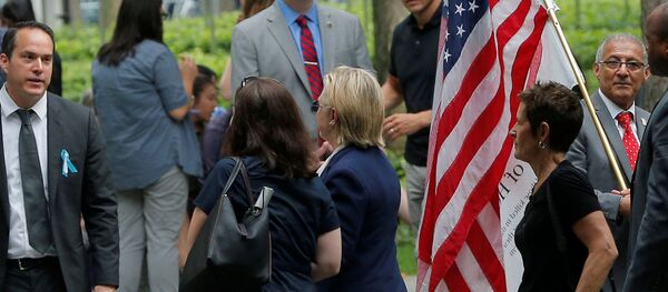 Bà Hillary Clinton được đưa vào xe hơi trong buổi lễ tang tưởng nhớ các nạn nhân vụ tấn công khủng bố ngày 11 tháng 9. Bà Hillary Clinton được đưa vào xe hơi trong buổi lễ tang tưởng nhớ các nạn nhân vụ tấn công khủng bố ngày 11 tháng 9. - Sputnik Việt Nam