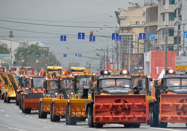 Xe dọn tuyết trong cuộc diễu hành thiết bị kỹ thuật đô thị lần thứ nhất ở Matxcơva - Sputnik Việt Nam