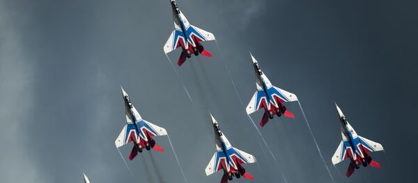 Đội thuật lái nhào lộn Cánh én trong thời gian trình diễn tại Diễn đàn quân sự-kỹ thuật quốc tế Quân đội-2016 (ngoại ô Matxcơva). Đội thuật lái nhào lộn Cánh én trong thời gian trình diễn tại Diễn đàn quân sự-kỹ thuật quốc tế Quân đội-2016 (ngoại ô Matxcơva). - Sputnik Việt Nam