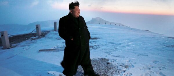 Lãnh tụ Bắc Triều Tiên Kim Jong-un trên đỉnh núi Bạch Đầu - Sputnik Việt Nam