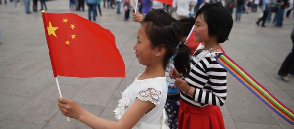 Trẻ em chụp ảnh với quốc kỳ Trung Quốc trên Quảng trường Thiên An Môn ở Bắc Kinh - Sputnik Việt Nam