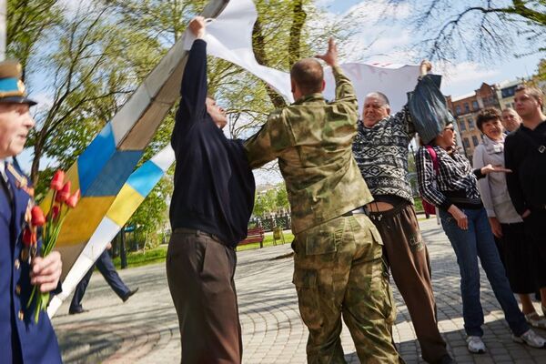 Người pro-Ukraine thu giữ áp phích của tổ chức Người lao động Kharkov tại cuộc mít tinh ngày 1 tháng Năm - Sputnik Việt Nam