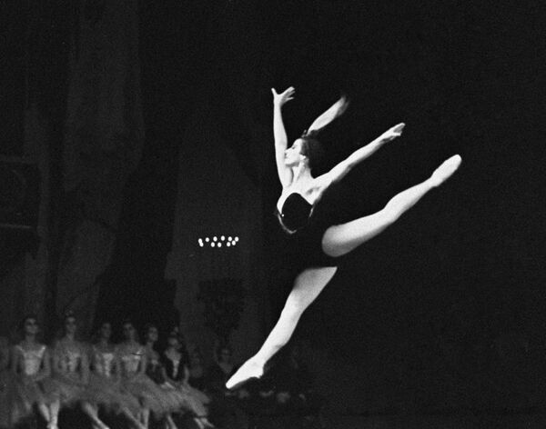 Nghệ sỹ nhân dân Liên Xô Maya Plisetskaya trong vở ballet “Hồ Thiên Nga”Nghệ sỹ nhân dân Liên Xô Maya Plisetskaya trong vở ballet “Hồ Thiên Nga” - Sputnik Việt Nam