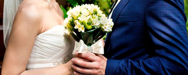 Cô dâu và chú rể mang hoa - Sputnik Việt Nam