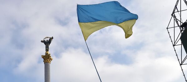 Украинский флаг на площади Независимости в Киеве - Sputnik Việt Nam