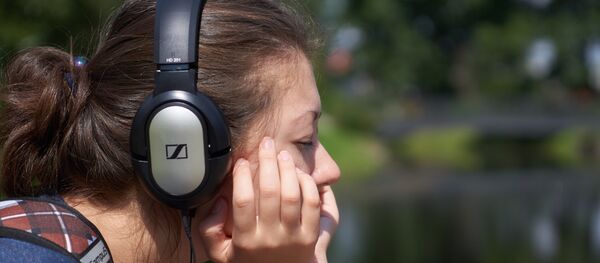 Cô gái nghe nhạc - Sputnik Việt Nam